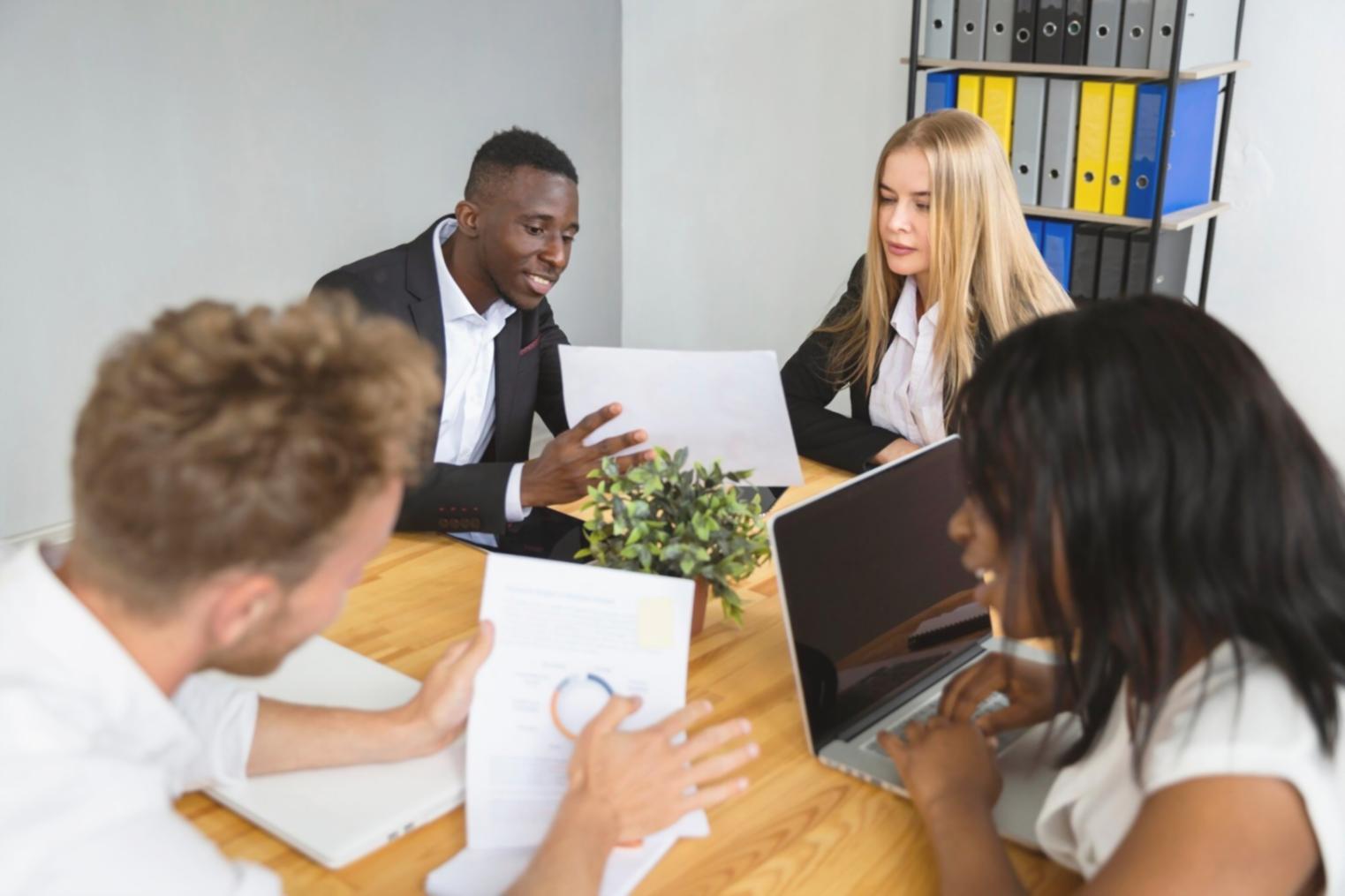 Workshop-Teilnehmer arbeiten gemeinsam an Finanzplänen