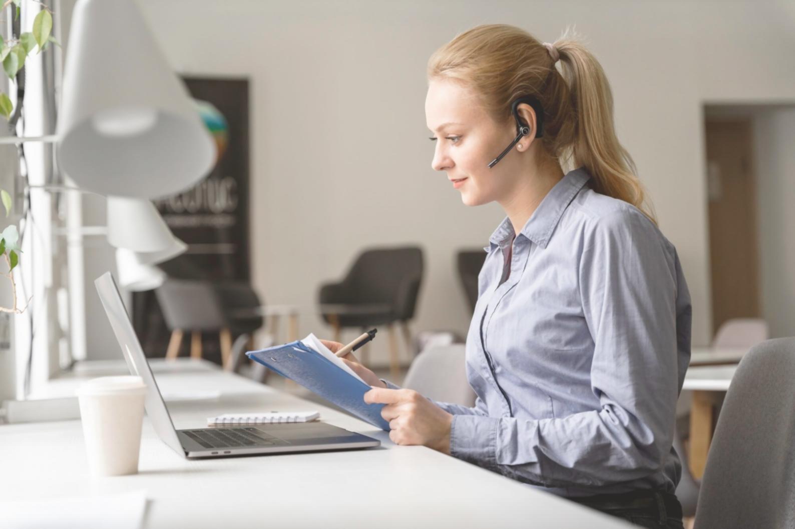 Teilnehmer arbeiten gemeinsam an Finanzplänen
